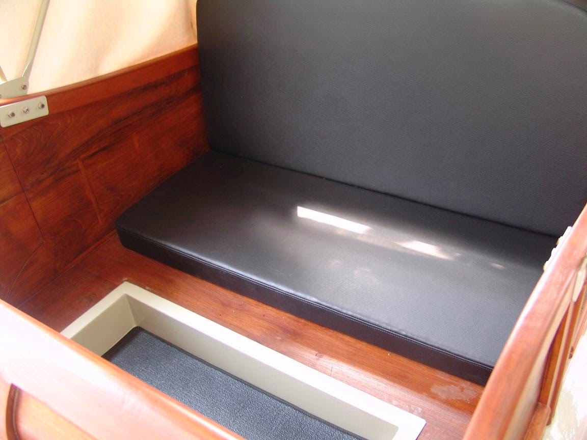 Interior teak-wood cabin and foldable canvas roof on Ape Scooter Calessino Cream